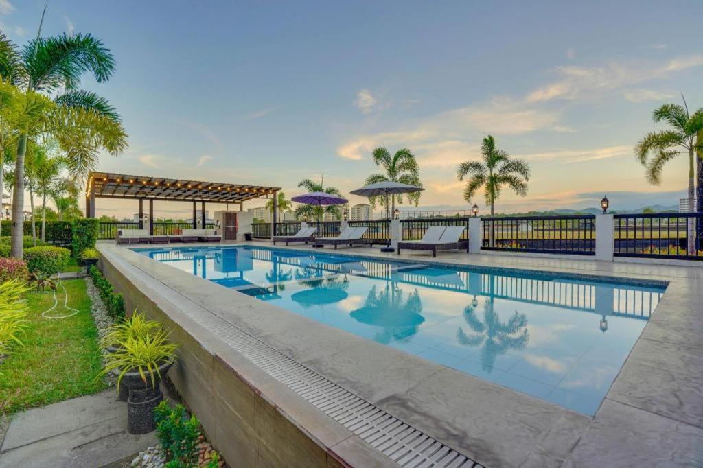 The Mansion Hotell Mabalacat Eksteriør bilde